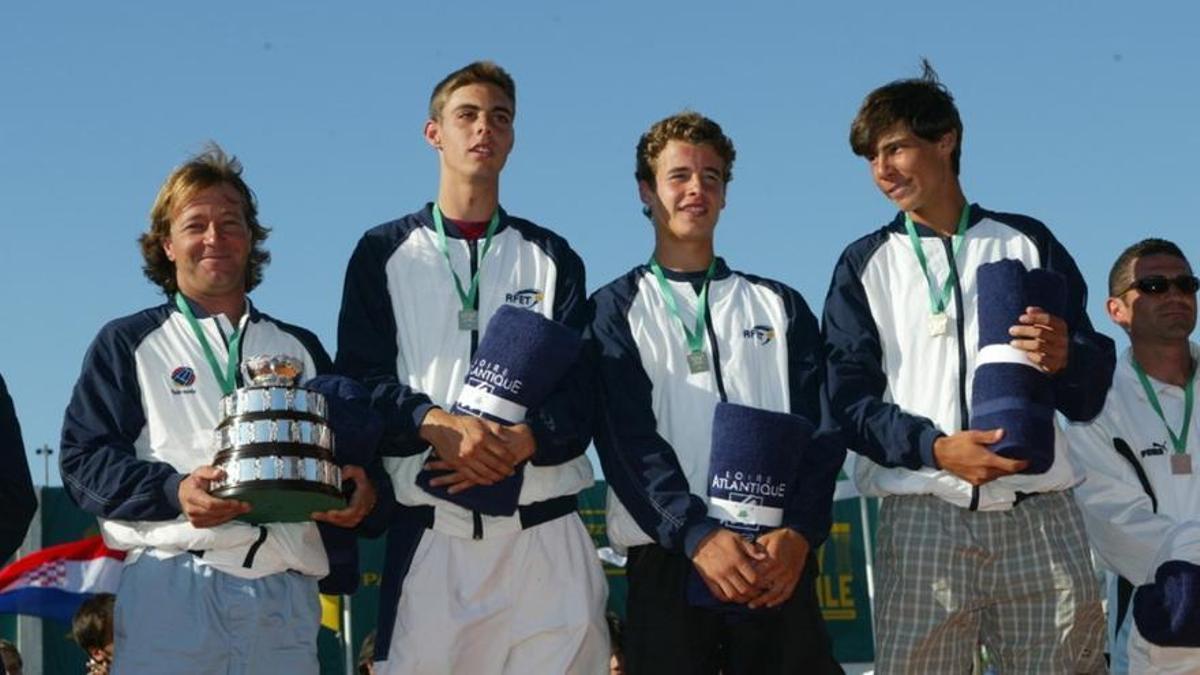 Rafa Nadal, el primero por la derecha, tras ganar la Copa Davis Júnior.