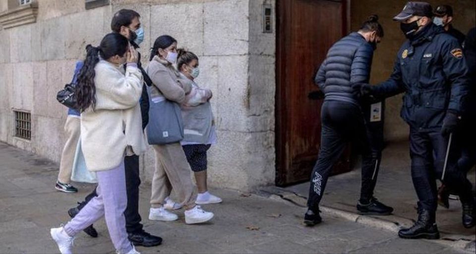 Varios acusados entran en la Audiencia Provincial, donde se celebra el juicio.