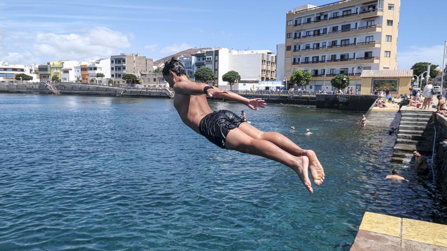 Un chapuzón para adelantar el verano en Arinaga