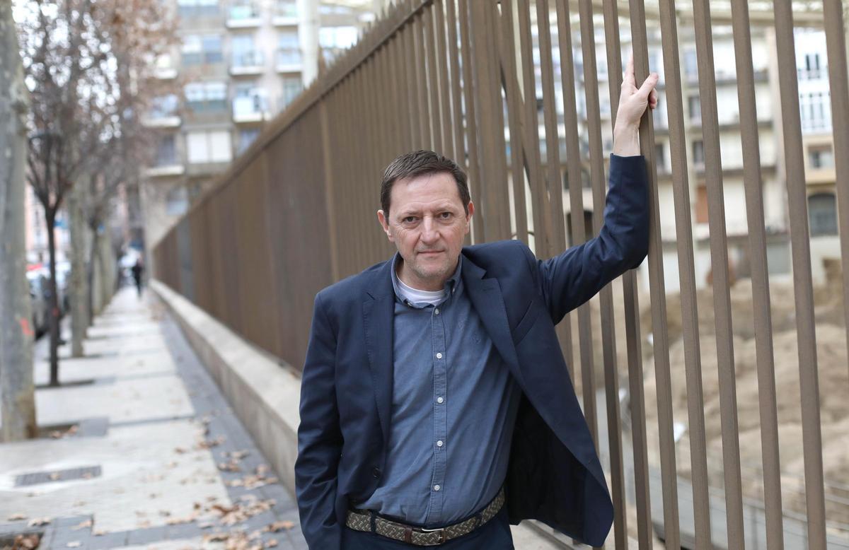 El escritor zaragozano Ignacio Martínez de Pisón, autor de 'Castillos de fuego', en su Zaragoza natal.