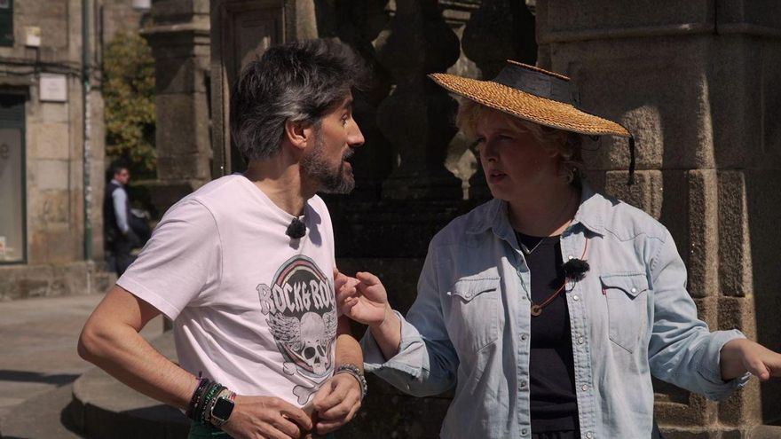 Manuel Loureiro e Tania Llasera, de animada conversa pola cidade do Lérez. | CRTVG