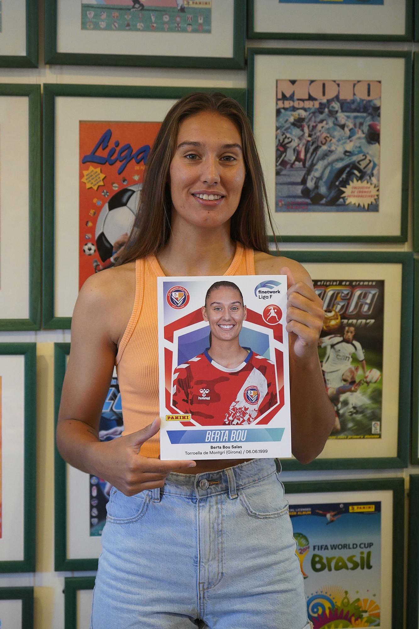Panini entrega els dos cromos especials a les jugadores de la Lliga Femenina de Torroella