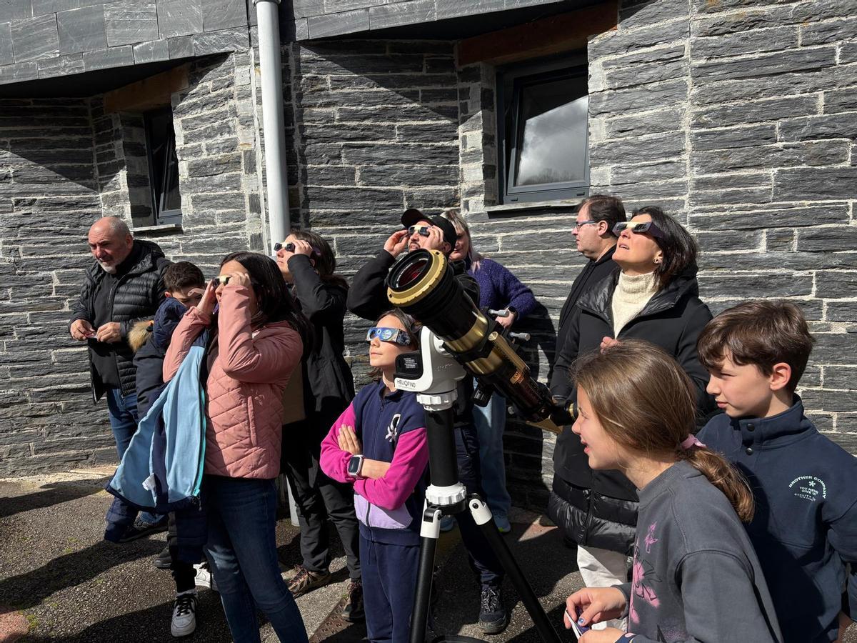 Observación del eclipse parcial de Sol del pasado mes de marzo en un taller de Allande Stars en Pola de Allande.