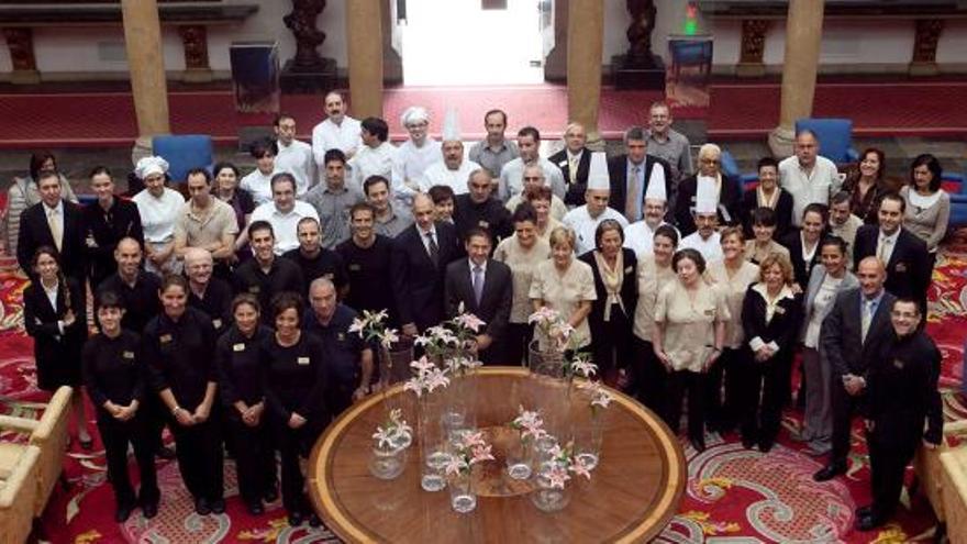 Gran parte de la plantilla del hotel de la Reconquista, ayer, en el salón Gil de Jaz del establecimiento propiedad de la empresa pública Hoasa y gestionado por la cadena hotelera Meliá.