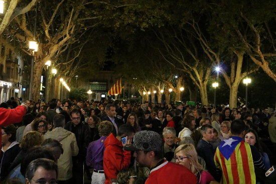 500 persones  a la Rambla de Figueres per celebrar la proclamació de la República