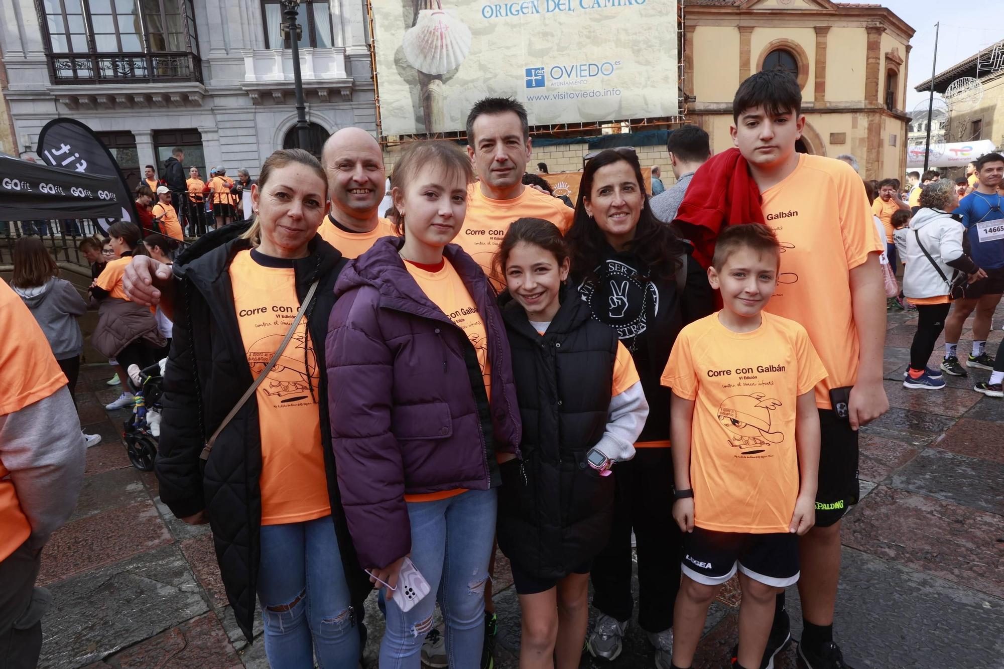 Una ola naranja invade Oviedo para luchar contra el cáncer infantil