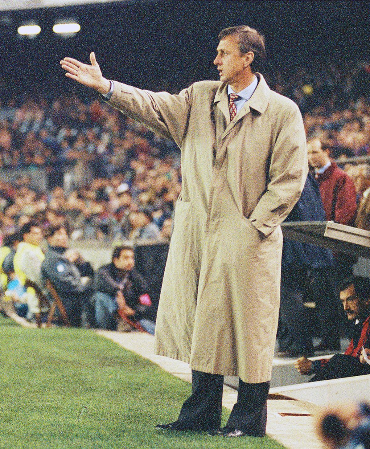 Johan Cruyff dirigiendo a los jugadores desde la banda