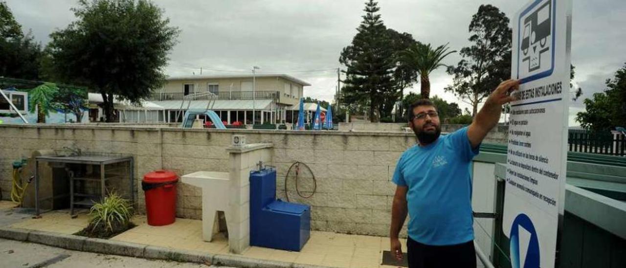 La zona de toma de agua y vaciado de líquidos de las autocaravanas en Bamio. // Iñaki Abella