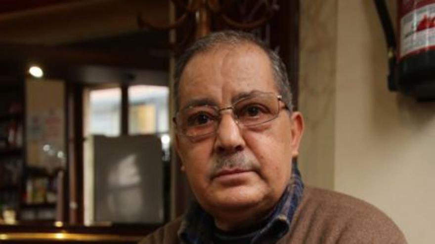 Amalio González Moure con su libro de nombres propios infrecuentes. | Bernabé/Gutier