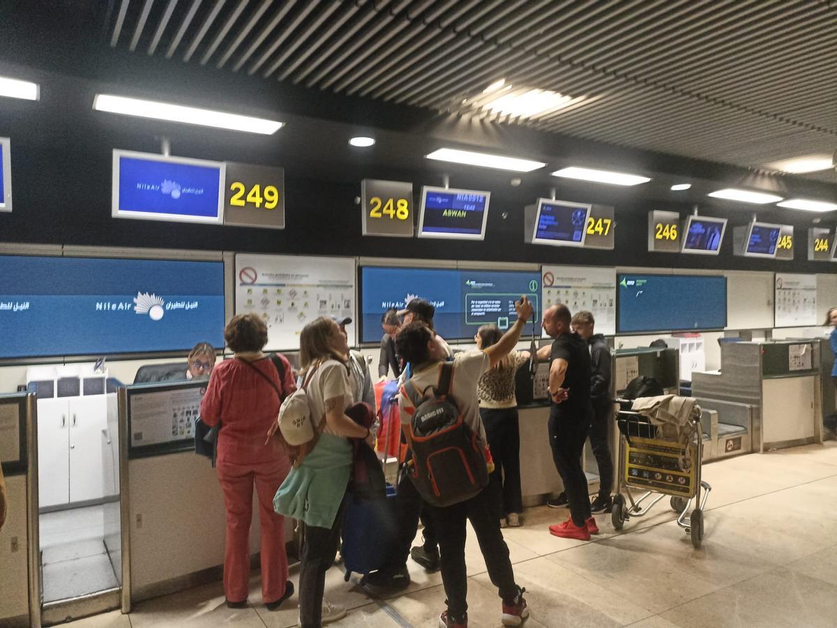 Una familia se hace un selfi tras facturar sus maletas camino de Egipto en la Terminal 1 del aeropuerto Adolfo Suárez Madrid Barajas.