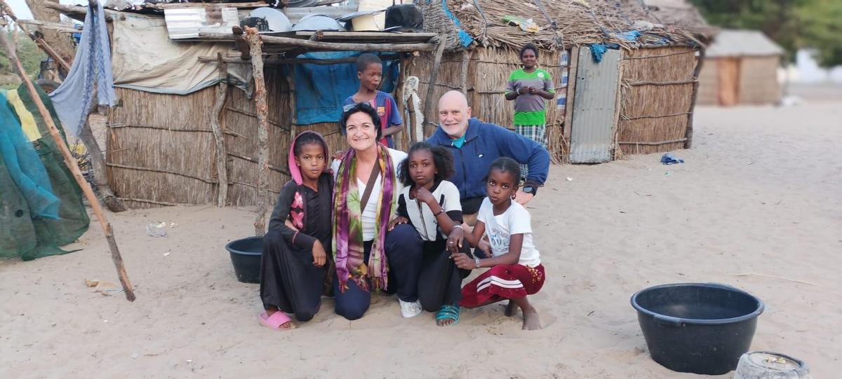 Leopoldo y Alicia, con varios niños en un poblado de Senegal.