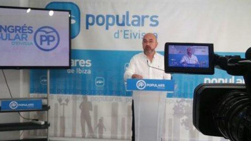 El presidente del comité organizador del congreso, Vicent Roig, ayer en rueda de prensa en la sede del PP de Ibiza.