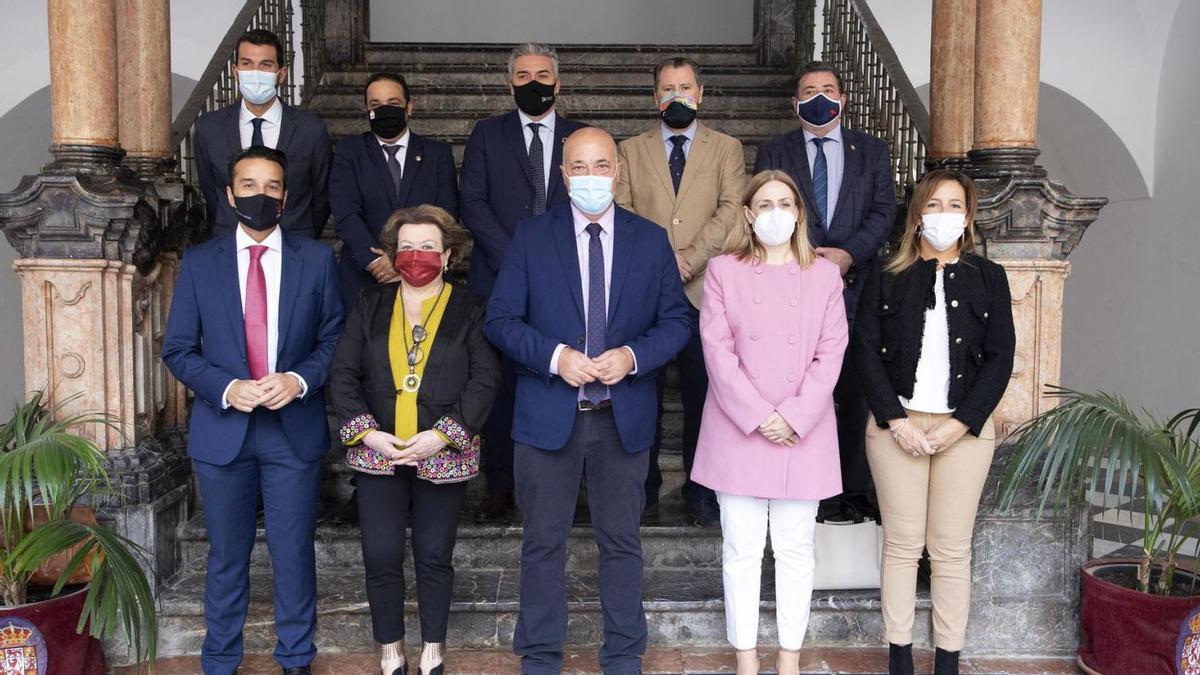 Representantes de las entidades firmantes del acuerdo, ayer en el Patio Barroco del Palacio de la Merced.