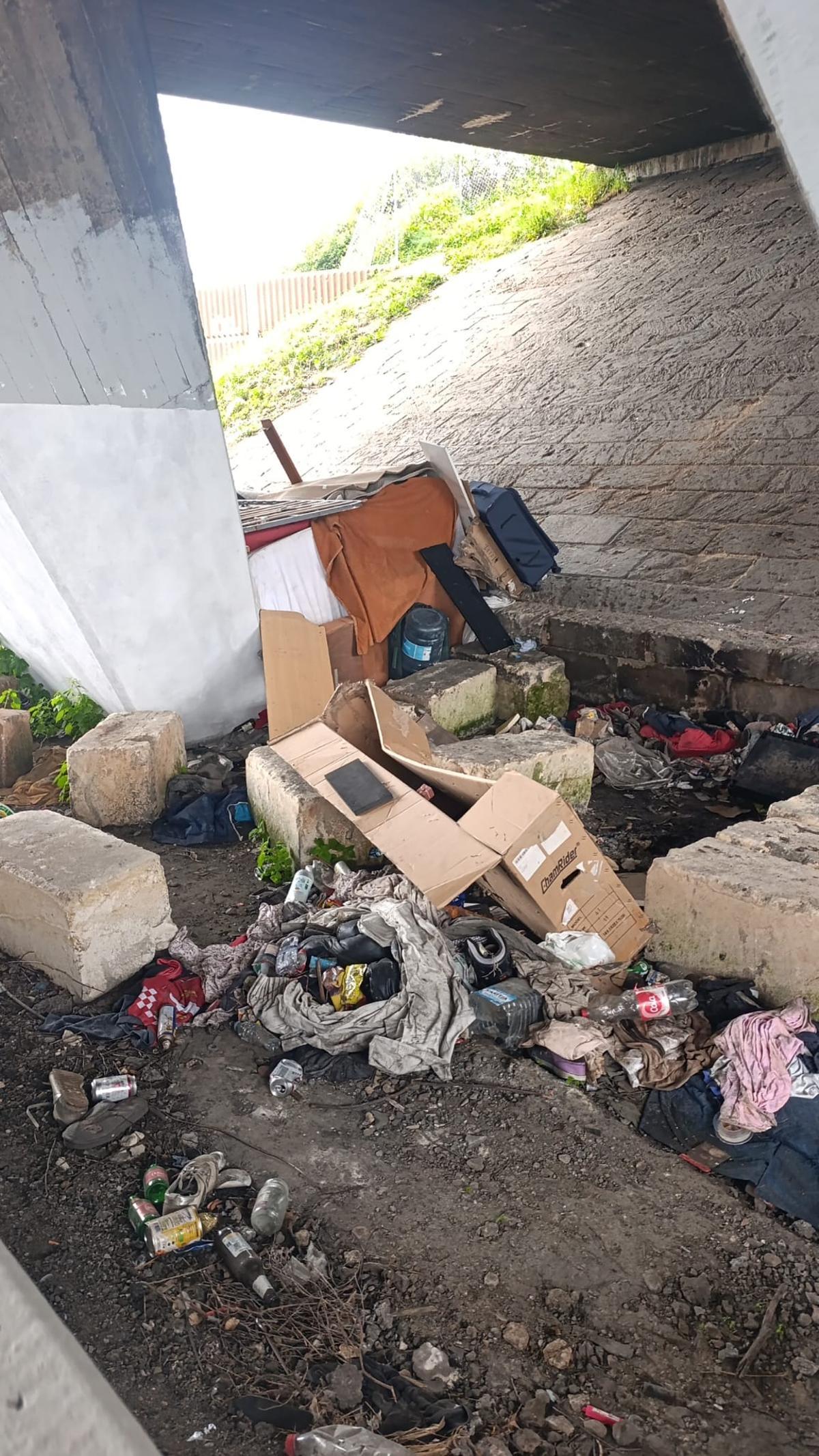 Basura acumulada junto a una chabola, bajo el puente de la Vía de Cintura.