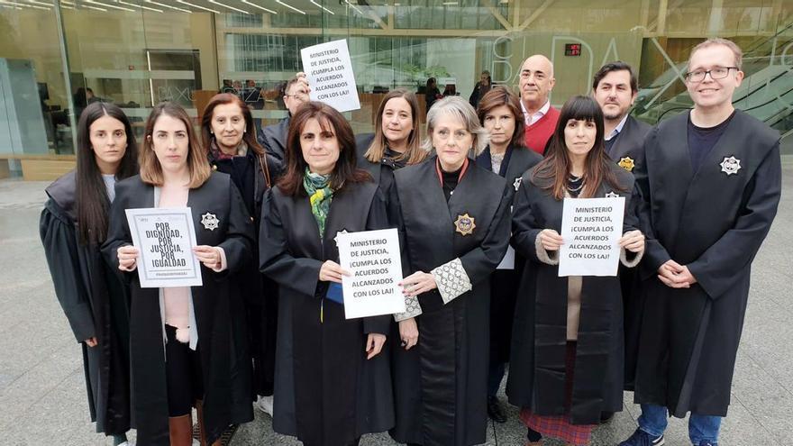 Un grupo de letrados de la Administración de Justicia, ayer, ante la nueva sede judicial de Vigo.