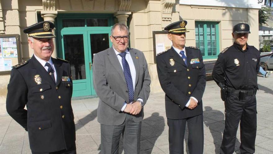 El nuevo jefe superior de la Policía Nacional, de visita en Luarca