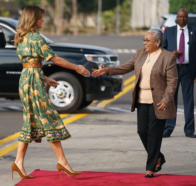 Melania Trump con estampado africano en Kenia