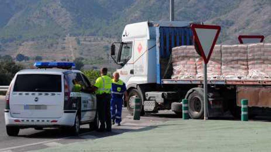 Un trailer averiado corta el vial desde La Murada