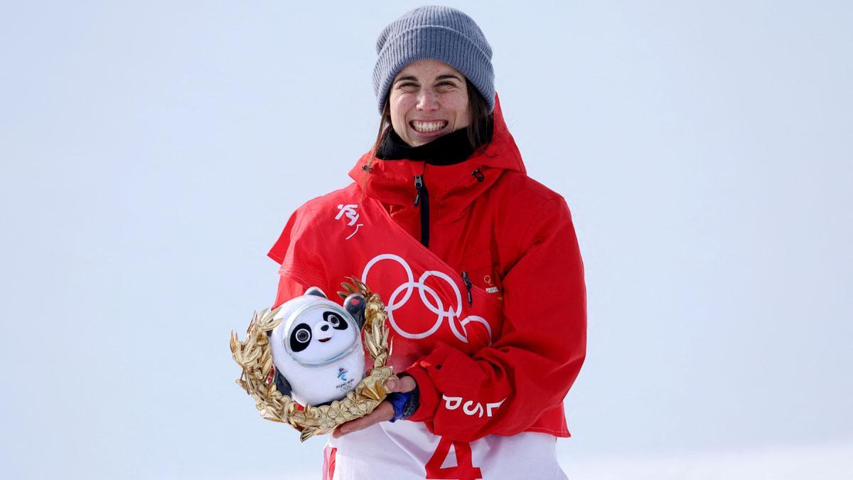 Queralt Castellet sostiene el trofeo que corresponde a su plata olímpica en ’halfpipe’.