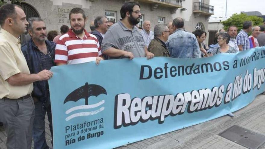 Concentración ante la Delegación del Gobierno por la recuperación de la ría de O Burgo, ayer.