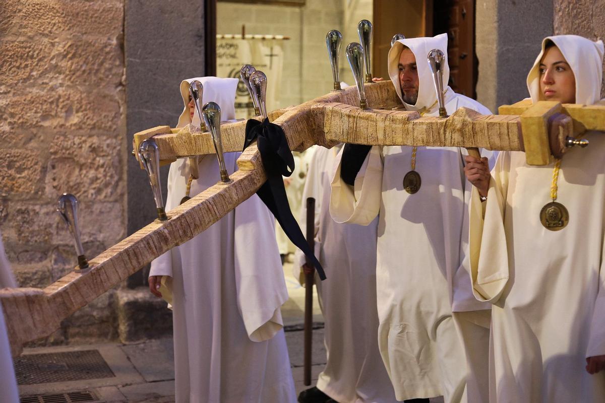 La Cruz de los Ausentes, con el crespón negro.