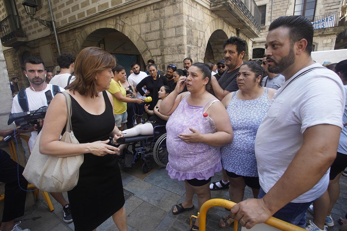 Les imatges de la protesta dels familiars i veïns de les víctimes del crim de la Font de la Pólvora