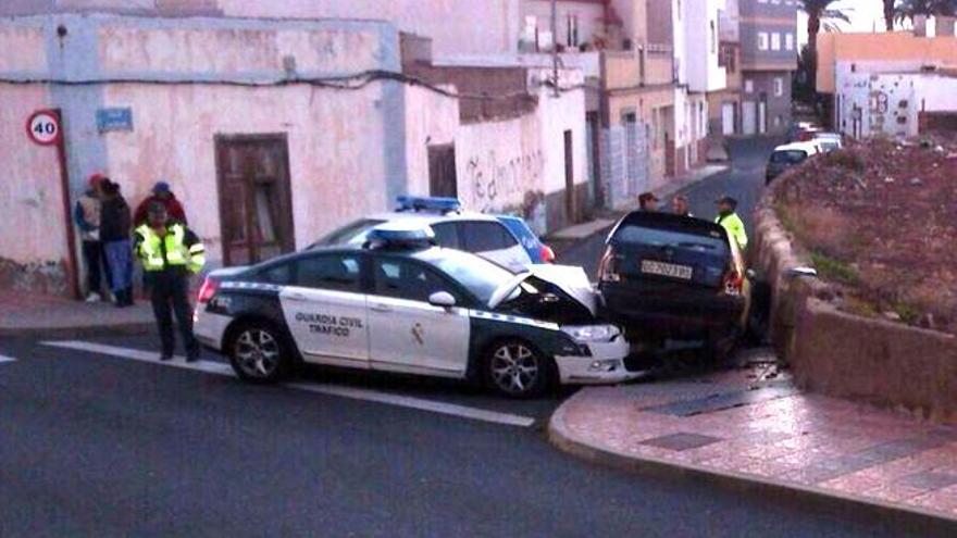 Un coche de la Guardia Civil impacta contra un turismo al que perseguía