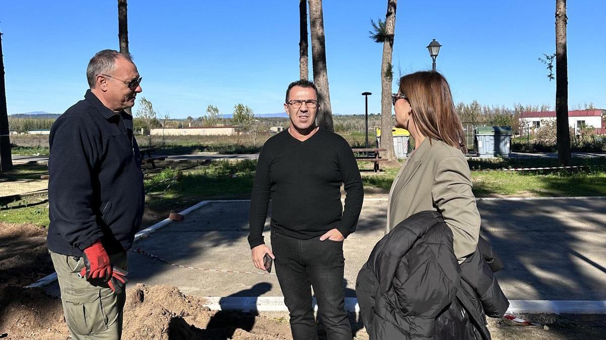 El concejal de Obras, en el centro, junto a la alcaldesa y un operario municipal.