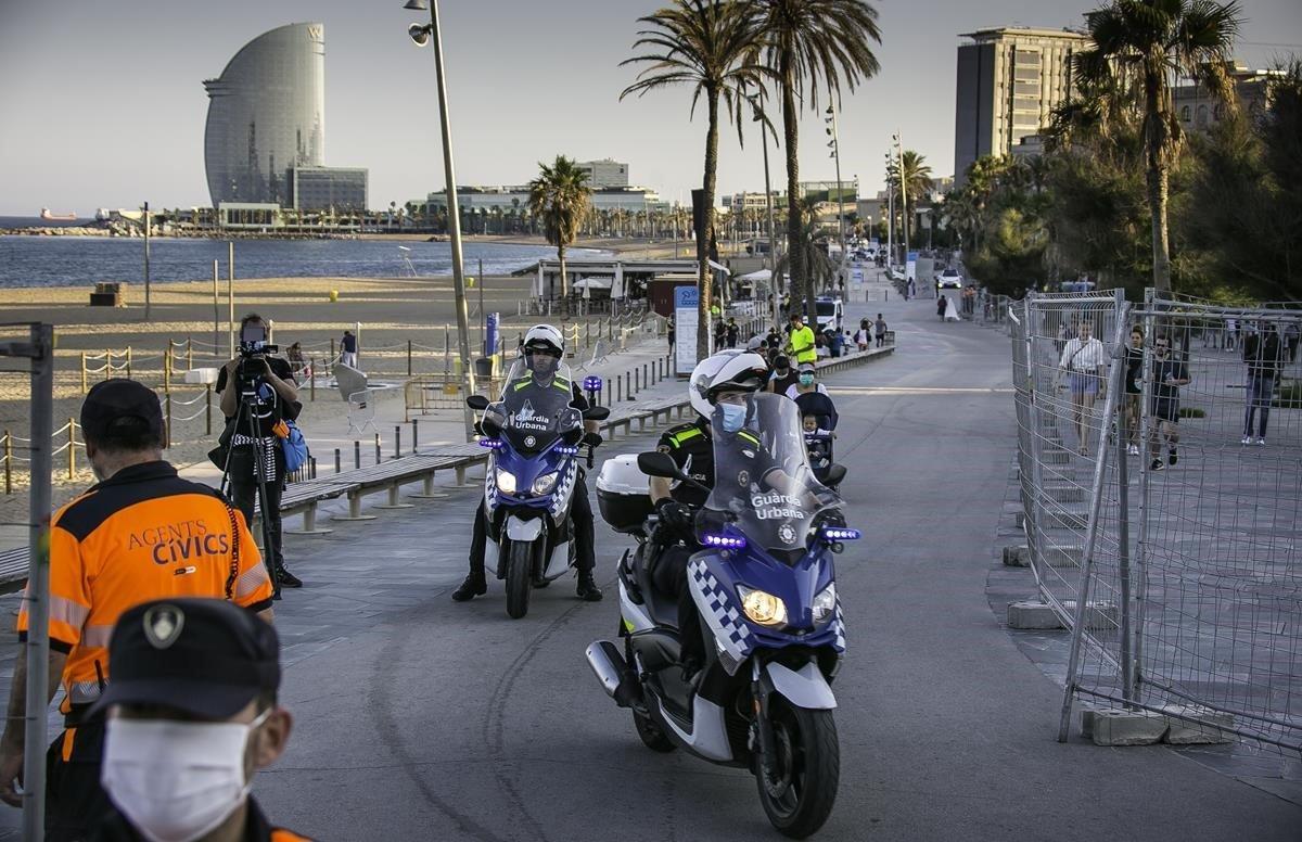 Agentes de la Guàrdia Urbana han sido los encargados de blindar las playas antes de la verbena.