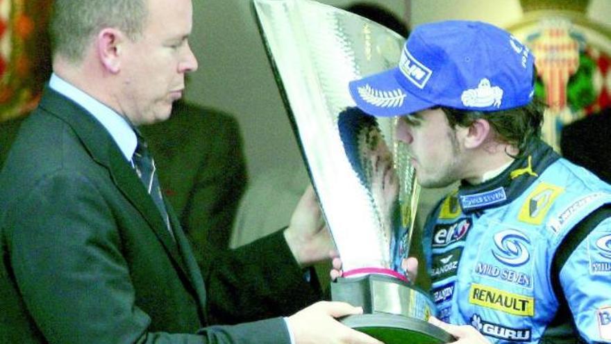 Alonso recibe del príncipe Alberto el trofeo como ganador en 2006.