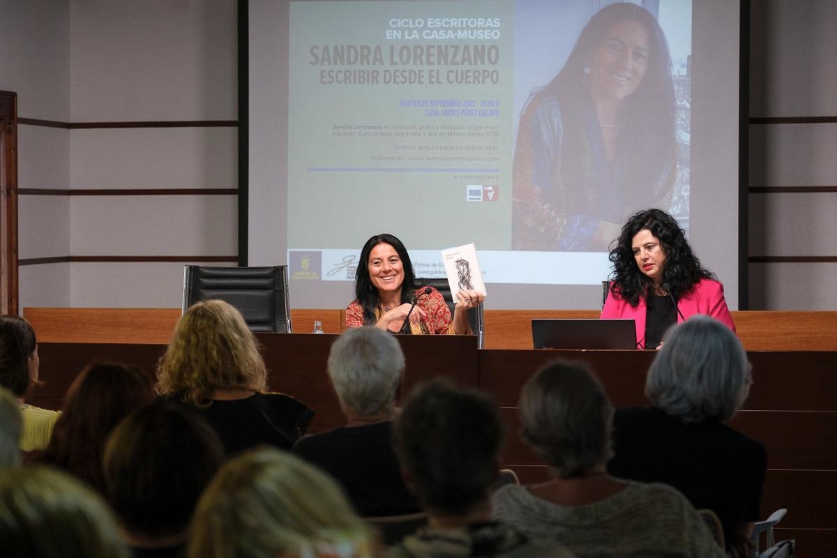 Sandra Lorenzano junto a Victoria Galván, directora de la Casa-Museo Pérez Galdós.