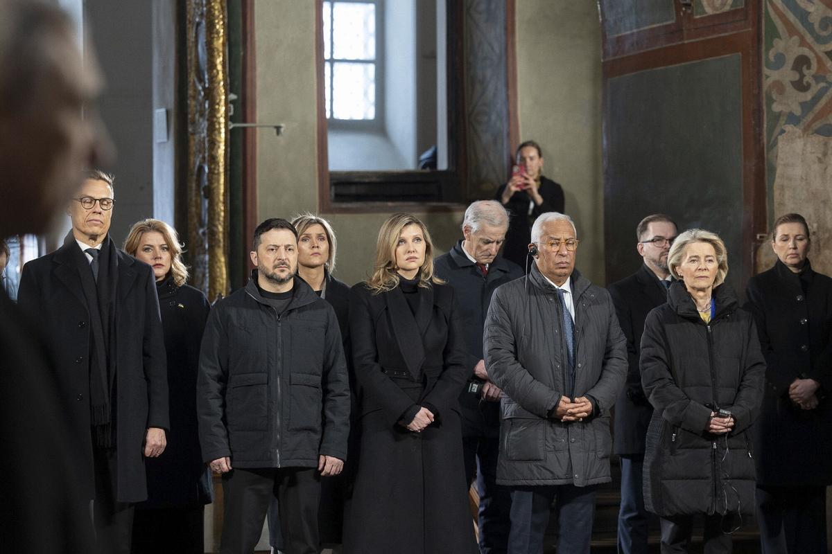 El presidente finlandés, Alexander Stubb; el presidente ucraniano, Volodymyr Zelensky, con su esposa, Olena Zelenska; el presidente del Consejo de la UE, Antonio Costa; la presidenta de la Comisión Europea, Ursula von der Leyen; y otros altos funcionarios de la UE asistieron a la oración conjunta por Ucrania en la Catedral de Santa Sofía de Kiev (Ucrania), el 24 de febrero de 2026. Los principales líderes de la UE llegaron a Ucrania en el aniversario del inicio de la invasión rusa en 2022.