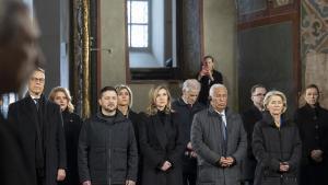 El presidente finlandés, Alexander Stubb; el presidente ucraniano, Volodymyr Zelensky, con su esposa, Olena Zelenska; el presidente del Consejo de la UE, Antonio Costa; la presidenta de la Comisión Europea, Ursula von der Leyen; y otros altos funcionarios de la UE asistieron a la oración conjunta por Ucrania en la Catedral de Santa Sofía de Kiev (Ucrania), el 24 de febrero de 2026. Los principales líderes de la UE llegaron a Ucrania en el aniversario del inicio de la invasión rusa en 2022.