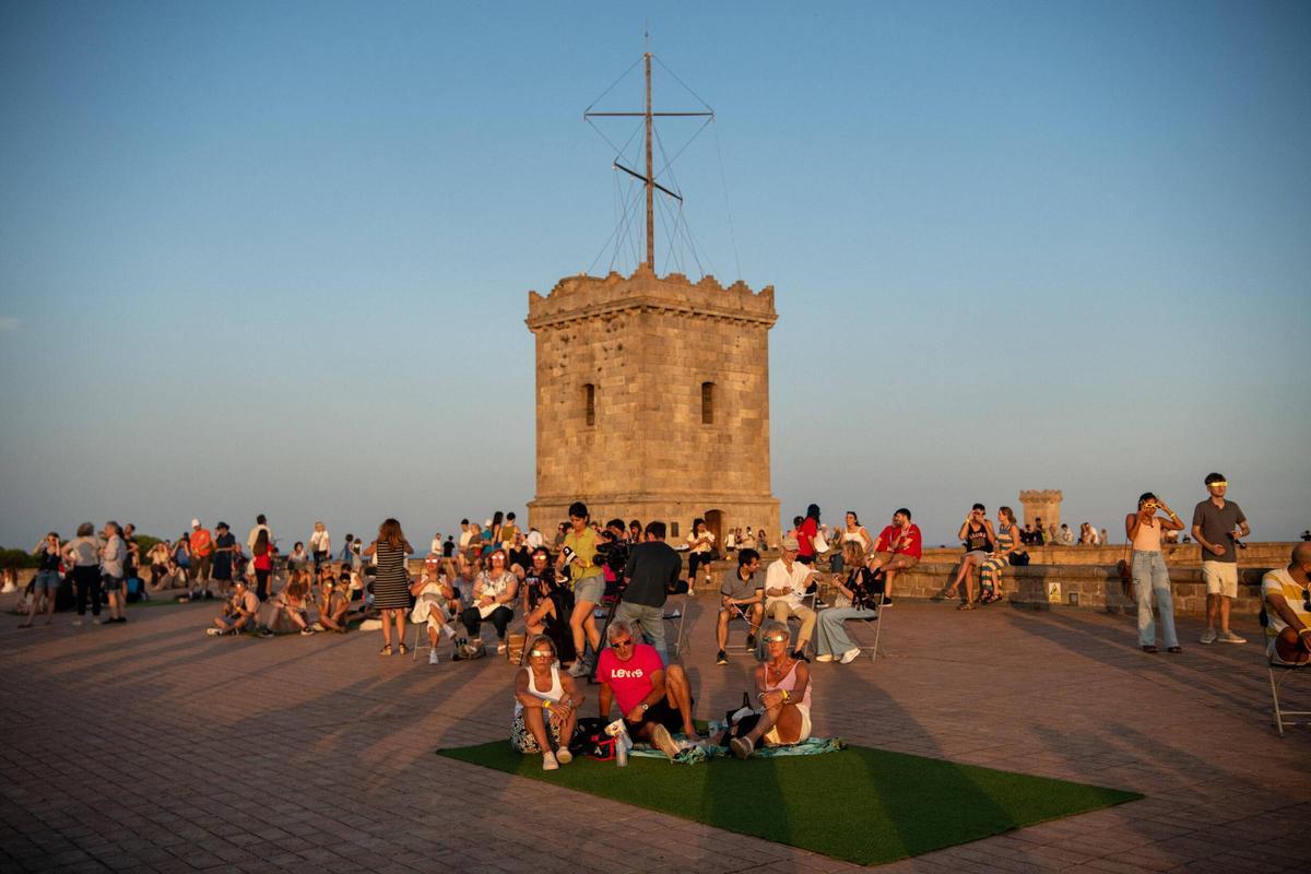 Visitantes reunidos en el Castillo de Montjuïc de Barcelona para ver el eclipse.
