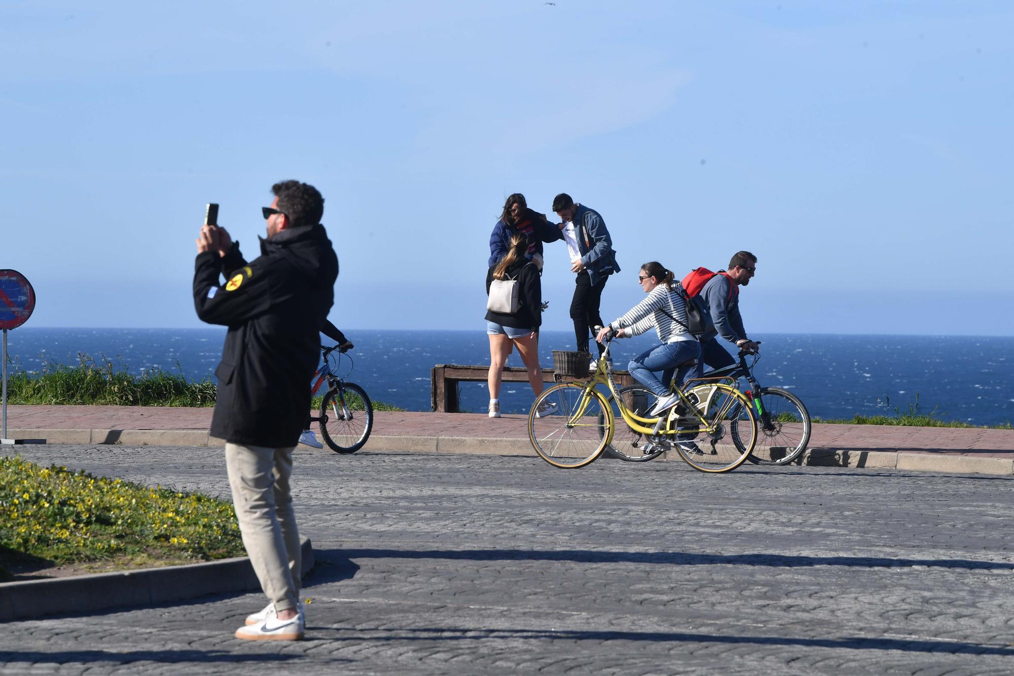 Semana Santa en A Coruña: turistas en la Torre de Hércules