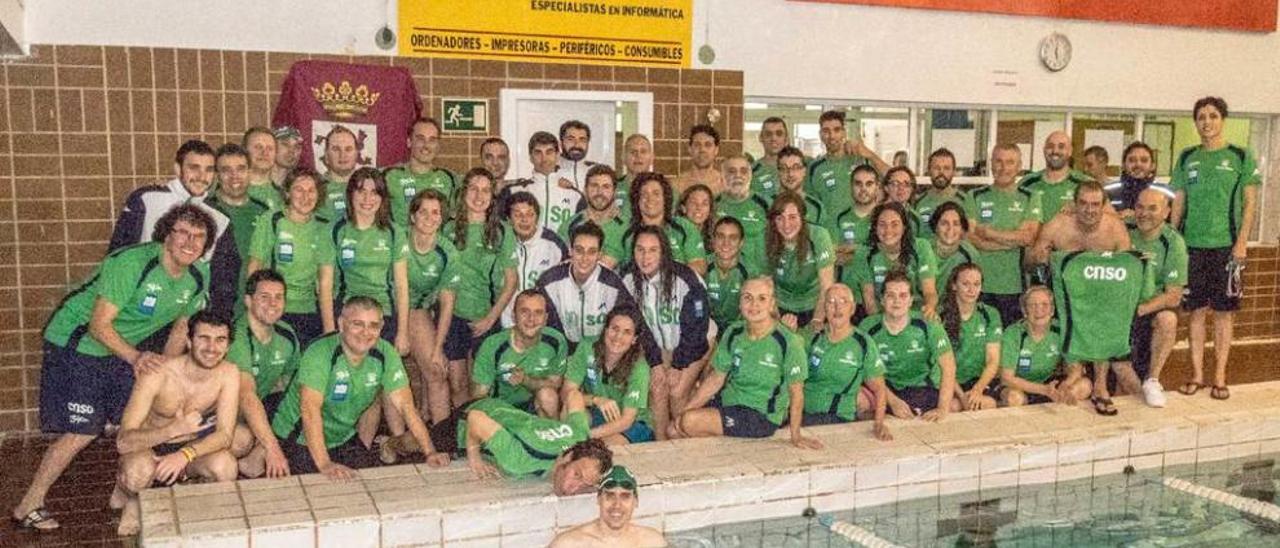 El equipo máster de natación del Santa Olaya, durante el pasado fin de semana en el trofeo &quot;Villa de Mieres&quot;.