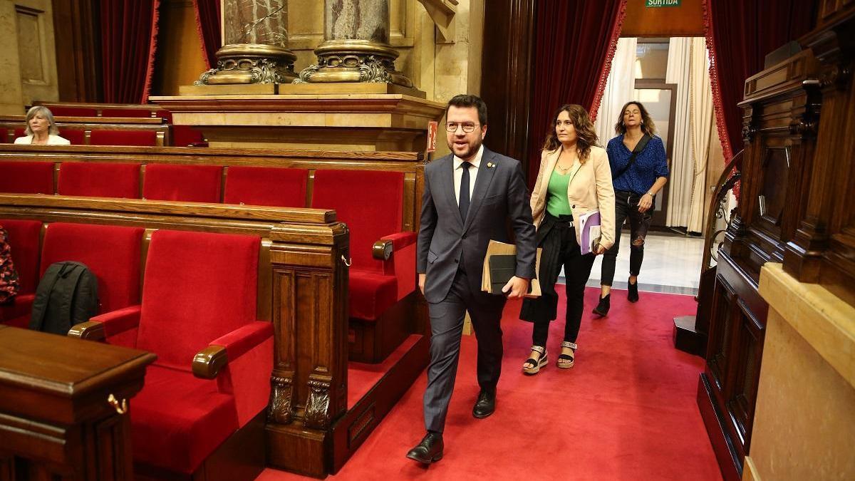 El president Pere Aragonès y la consellera Laura Vilagrà, entrando en el hemiciclo del Parlament.
