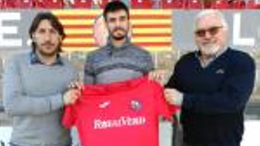 Marc Cosme, amb la samarreta de l&#039;Olot, amb Sergi Raset i Dionís Cros quan va fitxar al mes de gener.