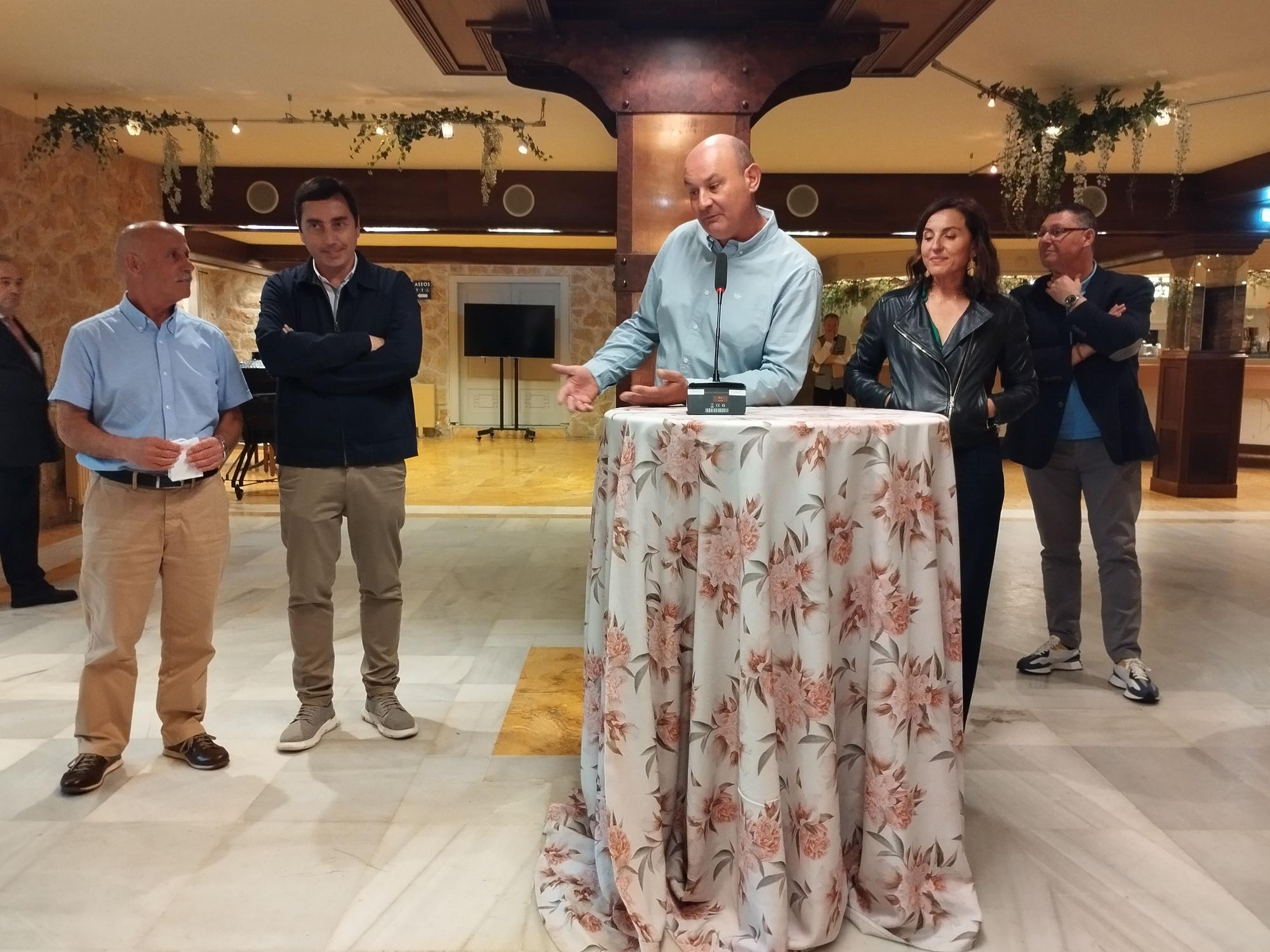 La plantilla del Ayuntamiento de Llanera celebra Santa Rita con homenaje al empleado jubilado, Juan José Prado