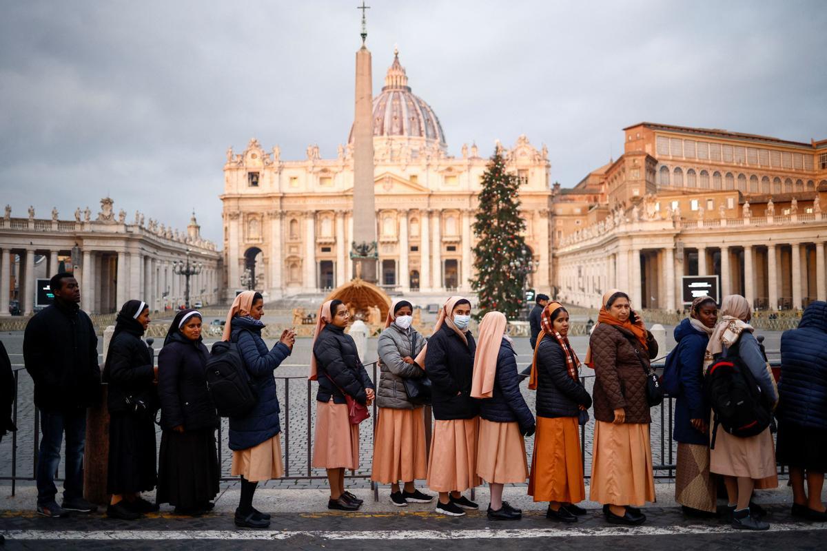 Fieles esperan ingresar en la Basílica de San Pedro para rendir homenaje al ex Papa Benedicto en el Vaticano.