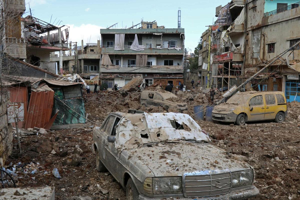 Destrozos provocados por bombardeos del Ejército de Israel en Nabi Shit, cuna de Hezbolá en el valle de la Becá.