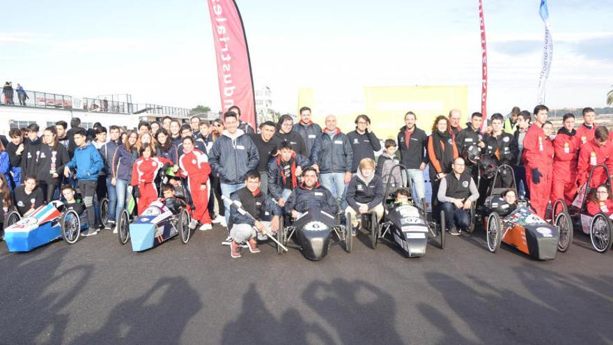 Fotografía con los equipos de centros de Secundaria y Formación Profesional de toda España que participaron en la competición internacional Greenpower Iberia South-East 2019, organizada por la Escuela de Ingeniería Industrial de la UPCT.