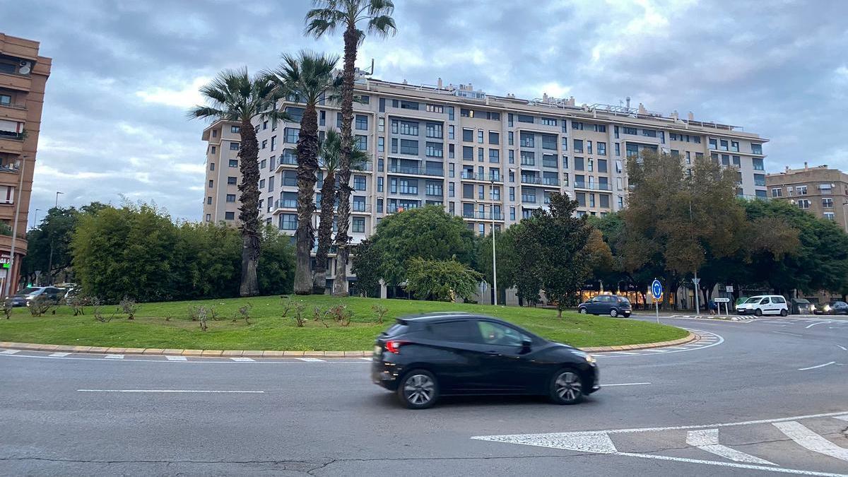 La rotonda de la avenida Valencia donde se ha producido el choque entre el fugado y los agentes.