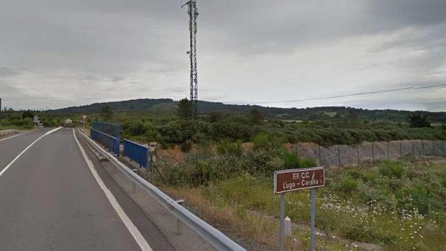 Zona de Aranga, con los montes de Costa de Vilares al fondo.