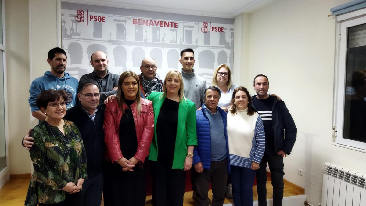 Foto de familia de la nueva ejecutiva del PSOE de Benavente y comarca, con Patricia Martín (centro) como nueva secretaria general.