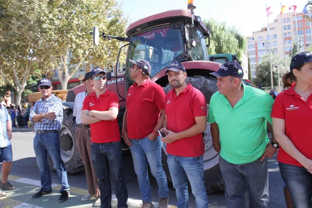 Protesta de agricultores en la Asamblea Regional