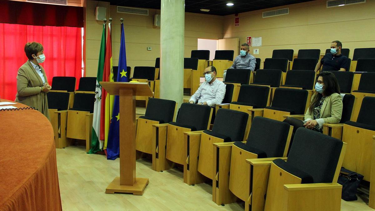 Francisca Carmona se dirige a algunos de los asistentes presenciales al pleno.