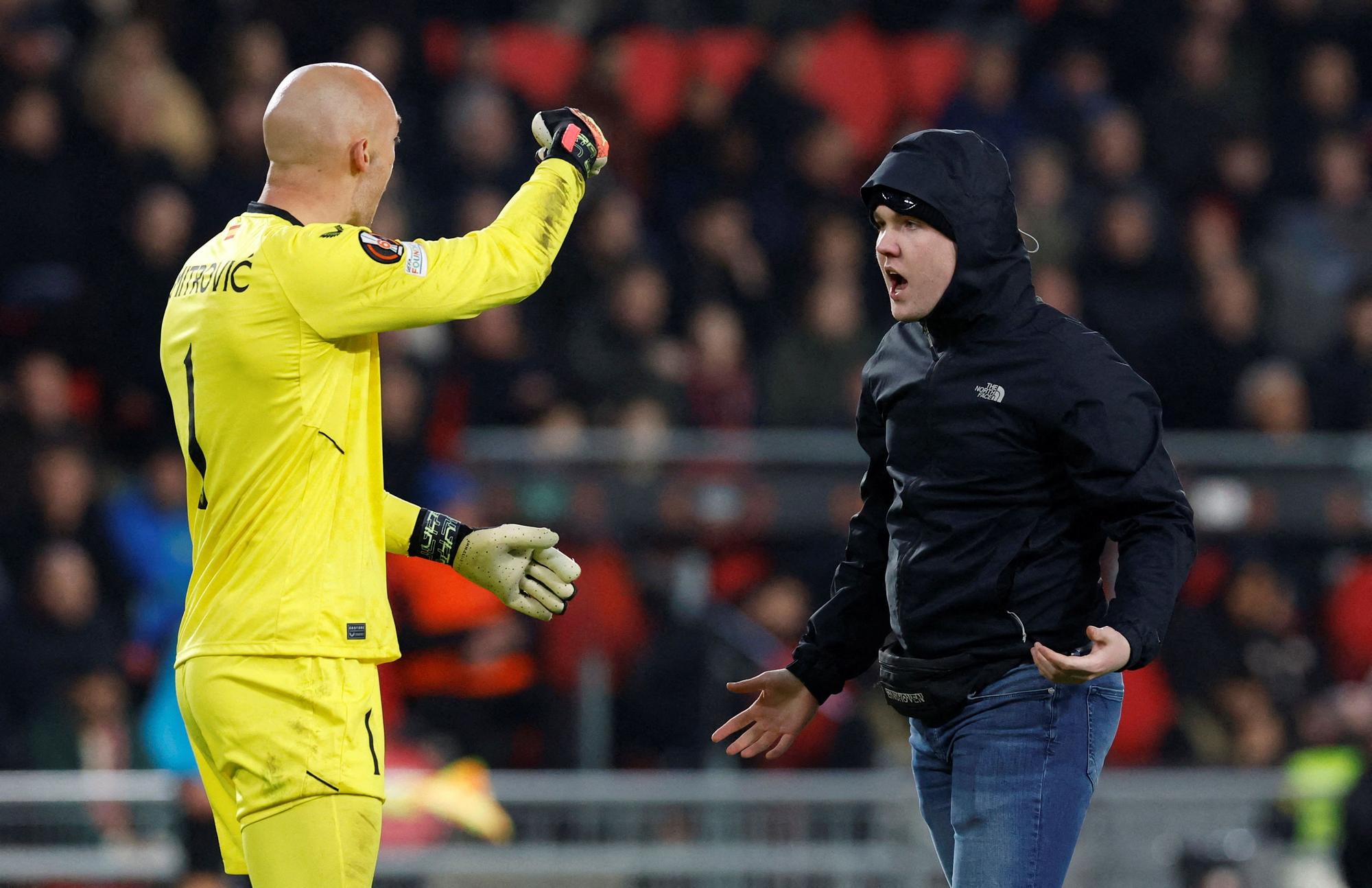 Un espectador salta al campo durante el PSV-Sevilla e intenta agredir a Dmitrovic