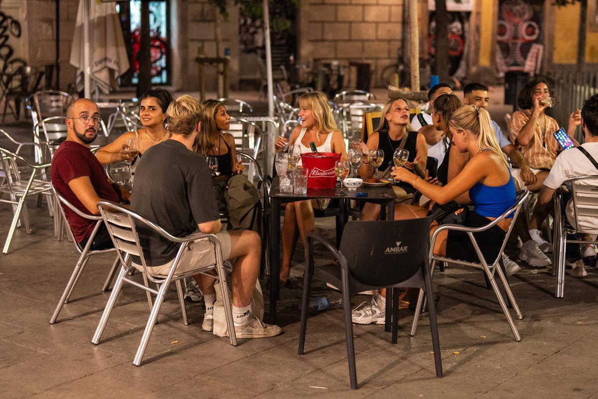 Un grupo de jóvenes bebe en una terraza de Ciutat Vella, en Barcelona.