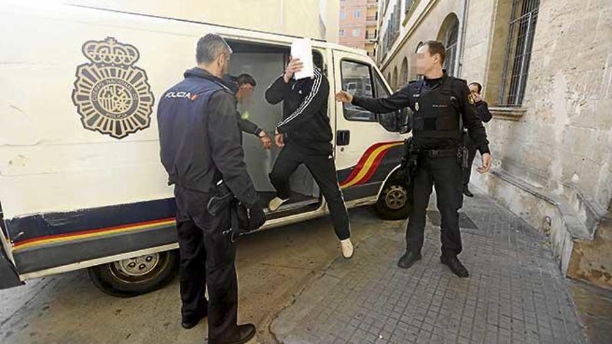 El parricida confeso de Costa den Blanes, Bogdan K., ucraniano de 27 años, se tapa la cara ayer a su llegada a los juzgados de Palma.